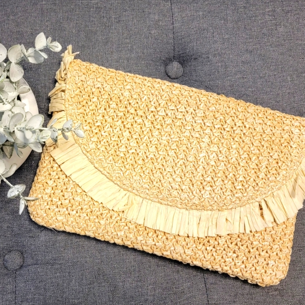 Beachly Clutch